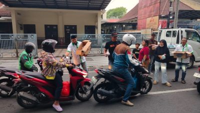 Aliansi Wartawan Surabaya Provinsi Jawa timur Bagi takjil Di sekitaran Jalan Jaksa Agung Suprapto