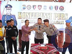 Bersitegang Anggota Polres Pamekasan dan Orator Demonstrasi, Berujung Damai