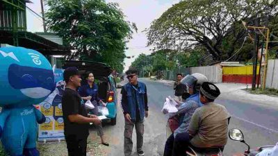 PLN Icon Plus dan PLN ULP Bojonegoro Ngabuburit Bareng dan Bagi Takjil