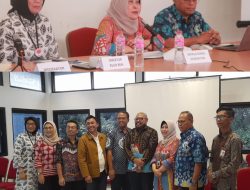 Menjadi Narasumber FKP Dinkes, Ketua Stikosa-AWS Menyampaikan Rumusan Strategi Pemberdayaan masyarakat