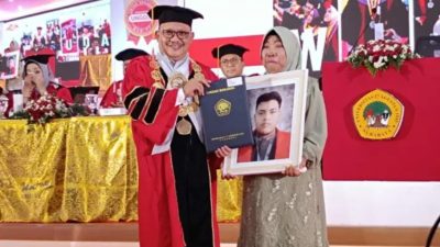 Tangis, Haru, Bahagia Mengiringi Saat Wisuda, Seorang Ibu Menerima Ijazah Anaknya yang Telah Meninggal Dunia