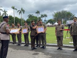 WALI KOTA ERI CAHYADI DAN SATPOL PP SURABAYA RAIH PENGHARGAAN SEKALIGUS DARI KEMENDAGRI