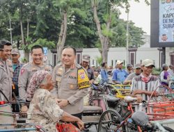 Kapolrestabes Surabaya Ajak Sarapan Bareng dan Bagi Sembako Bersama Abang Becak