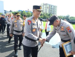 Kapolda Jatim Beri Penghargaan 35 Anggota Berprestasi