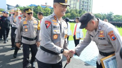 Kapolda Jatim Beri Penghargaan 35 Anggota Berprestasi