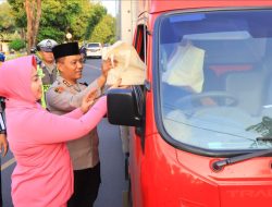 Polres Tuban Gelar Penyaluran 500 Paket Takjil Kepada Masyarakat