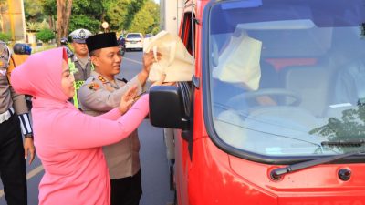 Polres Tuban Gelar Penyaluran 500 Paket Takjil Kepada Masyarakat