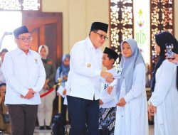 Safari Ramadhan di Kota Kediri, Pj. Gubernur Adhy Serahkan Santunan untuk 800 Anak Yatim dan Dhuafa