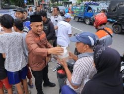 Tekankan Pentingnya Berbagi Di Bulan Suci, Kakanwil Jatim Bagi-Bagi Takjil Untuk Masyarakat