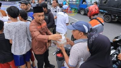 Tekankan Pentingnya Berbagi Di Bulan Suci, Kakanwil Jatim Bagi-Bagi Takjil Untuk Masyarakat