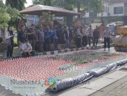 4.500 Botol Miras Hasil Operasi Pekat Semeru 2024 di Jombang Dimusnahkan