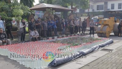 4.500 Botol Miras Hasil Operasi Pekat Semeru 2024 di Jombang Dimusnahkan