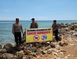 Cegah Laka Laut Polisi Pasang Banner Himbauan di Pantai Pamekasan