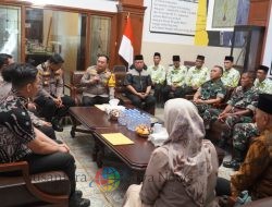 Kapolrestabes Surabaya Berangkatkan 17 anggota TNI-POLRI dan Masyarakat Umroh Gratis