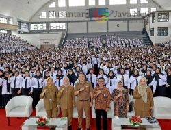 WALI KOTA ERI CAHYADI SERAHKAN 2.086 SK PENGANGKATAN PPPK SURABAYA