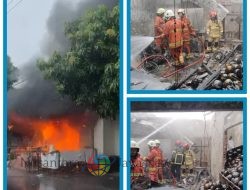 Gegara Isi BBM, Rumah Jalan Gedungcowek Ludes Dilalap Api, 2 Korban Dilarikan Ke RS