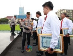 Kapolda Jatim Berikan Penghargaan 47 Anggota Berprestasi