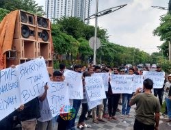 Tidak Terima Dijadikan Tersangka, Relawan Nenek Bahriyah Pamekasan, Demo di Depan Polda Jatim