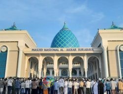 Puluhan Ribu Jemaah dari Berbagai Daerah di Jatim Ibadah Salat Id di Masjid Al Akbar Surabaya