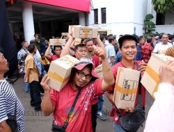WALI KOTA ERI CAHYADI BAGIKAN BINGKISAN LEBARAN KEPADA 14 RIBU SATGAS PENUNJANG PEMKOT SURABAYA