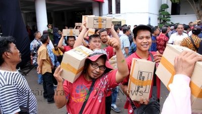 WALI KOTA ERI CAHYADI BAGIKAN BINGKISAN LEBARAN KEPADA 14 RIBU SATGAS PENUNJANG PEMKOT SURABAYA