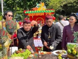 Peserta Festival Rujak Uleg 2024 Tampil All Out Berkostum Daerah dan Multi Etnis