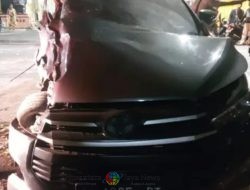 Diduga Mabuk, Mobil Inova Tabrak Pohon di Jalan Kertajaya Surabaya