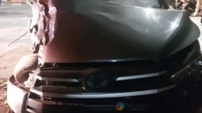 Diduga Mabuk, Mobil Inova Tabrak Pohon di Jalan Kertajaya Surabaya