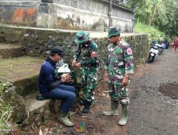 Tim Kesehatan Lapangan Satgas TMMD ke 120 Kodim 1626/Bangli Cek Kesehatan Warga