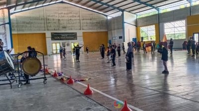 GOR Stikosa AWS Menjadi Pusat Latihan Grup Drumband Gita Bahana Klamsa
