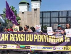 Jurnalis dan Pro Demokrasi Gelar Unjuk Rasa Menolak Draf Revisi UU Penyiaran