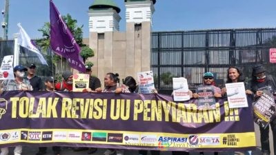 Jurnalis dan Pro Demokrasi Gelar Unjuk Rasa Menolak Draf Revisi UU Penyiaran