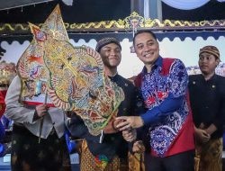 SAMBUT HARI JADI KOTA SURABAYA KE-731, PEMKOT GELAR RUWAT DAN PAGELARAN WAYANG DI TUGU PAHLAWAN