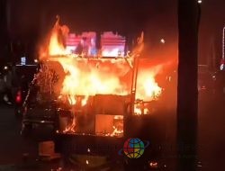 Motor Penjual Tahu Bulat Terbakar di Depan Taman Apsari, Surabaya