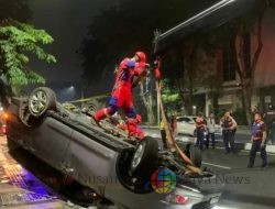 Mobil Terbalik Usai Menghindari Konvoi Motor di Surabaya