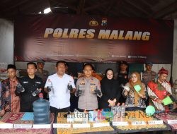 Terbongkar! Pabrik Miras Ilegal di Malang Produksi 250 Liter Arak Sekali Operasi