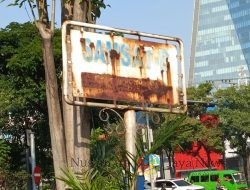 Ironi: Warga Diminta Tepat Waktu Bayar Pajak, Papan Nama Samsat Gayungan Tak Terurus