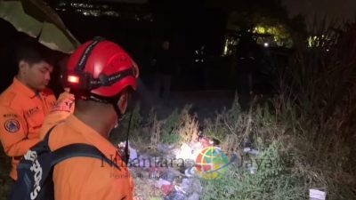 Evakuasi Pria Lansia yang Diduga Tertabrak Kereta di Jalan Pagesangan Asri