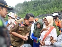 Pj Gubernur Jatim Adhy Santuni Korban Longsor Lumajang, Pencarian Terus Berlanjut