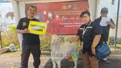Polrestabes Surabaya Berbagi Hewan Qurban ke PT Karsa Nusantara Jaya