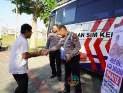 Satlantas Polres Gresik Bagikan Sarapan Gratis kepada Pemohon SIM Keliling dalam Rangka Hari Jadi Bhayangkara ke-78