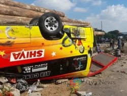 2 Orang Meninggal, Mobil Elf Terbalik Setelah Tabrak Truk Kayu Gelondongan