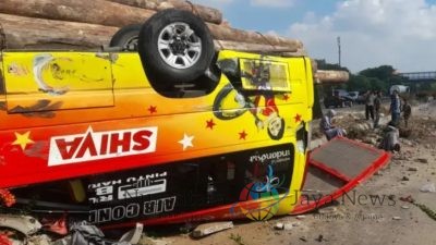 2 Orang Meninggal, Mobil Elf Terbalik Setelah Tabrak Truk Kayu  Gelondongan