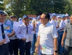 Pemprov Jatim Bagikan 25.711 Seragam Gratis untuk Siswa Kurang Mampu