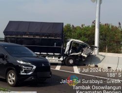 Kecelakaan Truk Tabrak Pembatas Jalan di Tol Romokalisari