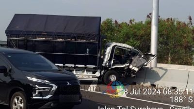 Kecelakaan Truk Tabrak Pembatas Jalan di Tol Romokalisari