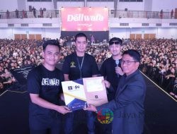 Kanwil Kemenkumham Jatim Serahkan Bukti Pendaftaran Merek kepada Grup Musik Ronkads di Deliwafa Fest 2024