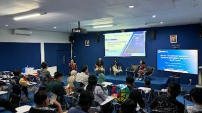 Paket Komplit di Seminar Digital Entrepeneurship di Stikosa AWS
