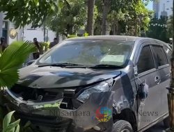 Petugas Gabungan Evakuasi Mobil yang Tabrak Fasilitas Umum di Jalan Tunjungan Surabaya