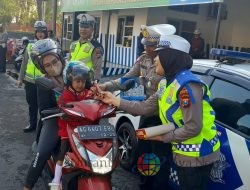 Pengguna Jalan Tertib Berlalu Lintas, Polres Kediri Kota Bagikan Coklat